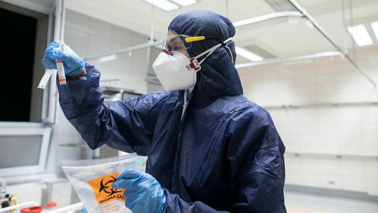 Na całym świecie na COVID-19 zmarło już 6 mln osób 