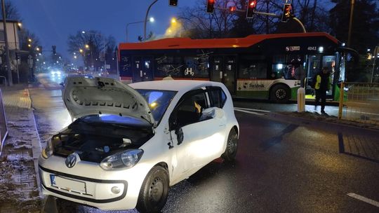 Na czerwonym. Kierowca autobusu wodorowego doprowadził do zderzenia