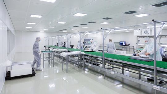 Na czym polega inteligentne sterowanie oświetleniem w halach przemysłowych?