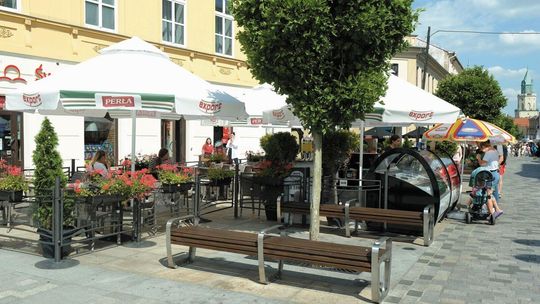 Na deptaku w Lublinie działa nielegalny ogródek, sprzedaje alkohol bez koncesji. Co na to urzędnicy?