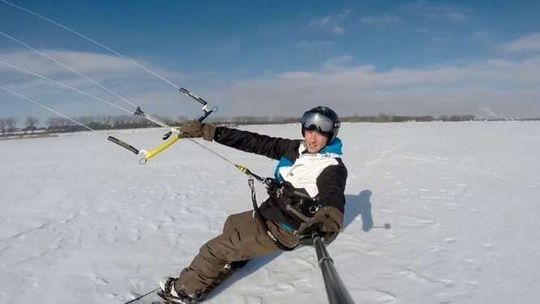 Na desce po Zalewie Zemborzyckim w zimie. Snowkite w Lublinie