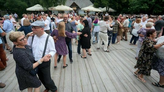 Na deskach, z zaśpiewem i przytupem. Nadchodzi czas wiejskich potańcówek