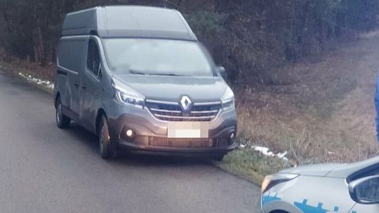 Na drodze było jeszcze ciemno. Piesza bez odblasków została potrącona lusterkiem