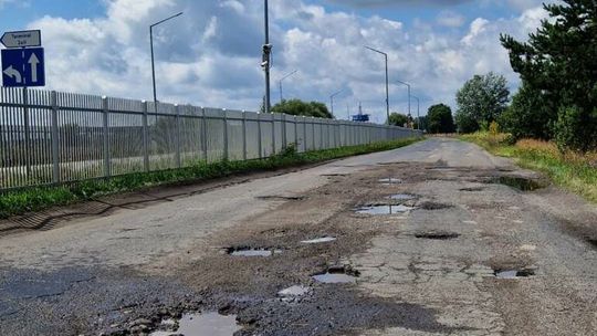 Na drodze przy terminalu można stracić koło. "Wyjątkowe" pieniądze na remont 