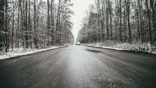 Na drogach regionu robi się coraz bardziej ślisko 