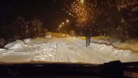 Na drogach śnieg, pod śniegiem lód. Trudne warunki jazdy w regionie [wideo]