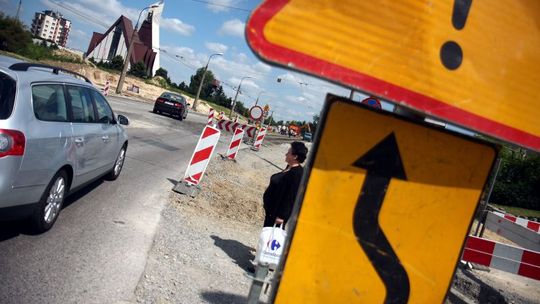 Na Filaretów wąsko, coraz węziej. Kierowcy narzekają, drogowcy przyspieszają 