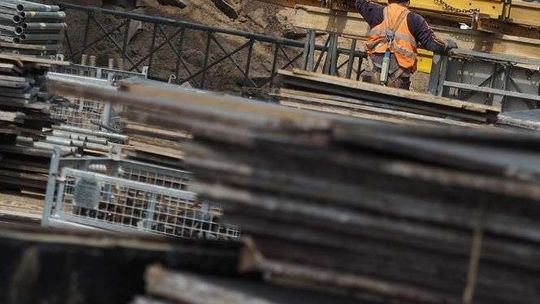 "Na głowę spadł mi kawał gruzu". Stażysta ranny na budowie, przedsiębiorca ma problemy