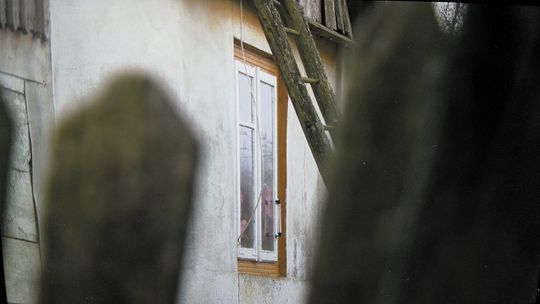 Na konającej kobiecie żerowały larwy owadów. Córka mieszka zaledwie 300 metrów dalej