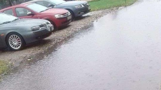 Na lekcje w kaloszach. Rodzice skarżą się na ogromną kałużę