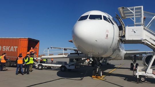 Na lotnisku Lublin wylądował transport maseczek z Chin [wideo, zdjęcia]