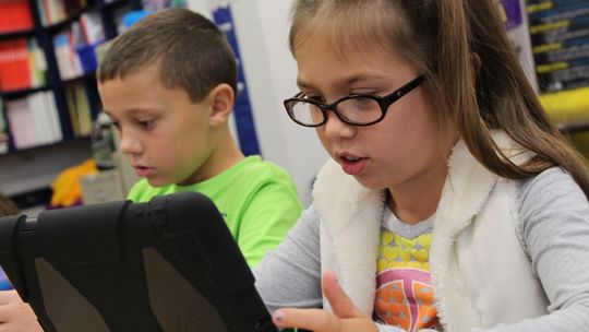 Na Lubelszczyźnie jest ponad 6 tys. wykluczonych cyfrowo dzieci. Marszałek kupuje im tablety, ale dla wszystkich nie wystarczy