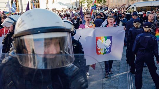 Na Marszu Równości doszło do znieważenia godła państwowego? Sprawdza to policja