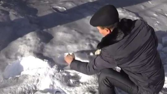 Na miasto spadł czarny śnieg. Dzieci wracające do domu są pokryte pyłem