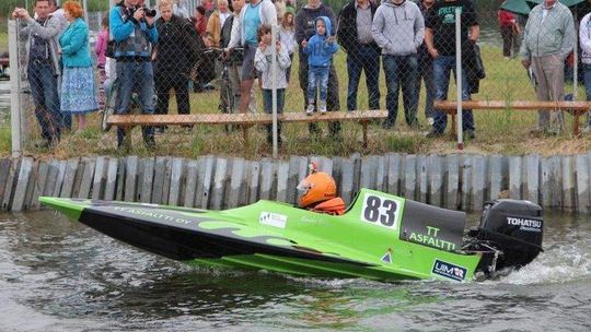 Na Międzyrzeckich Jeziorkach odbywają się zawody motorowodniaków (fotogaleria)