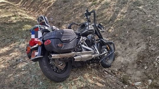 Na motocyklistę spadło drzewo 