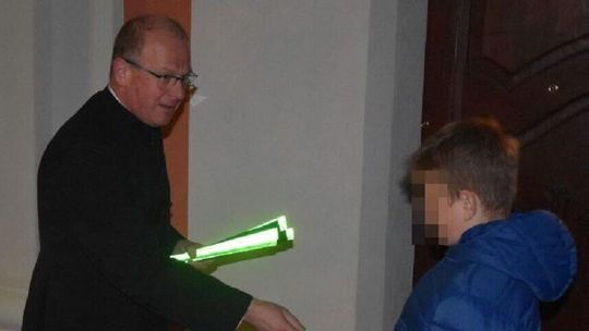 Na mszy nie tylko kazanie. Wierni dostali odblaski od księdza 