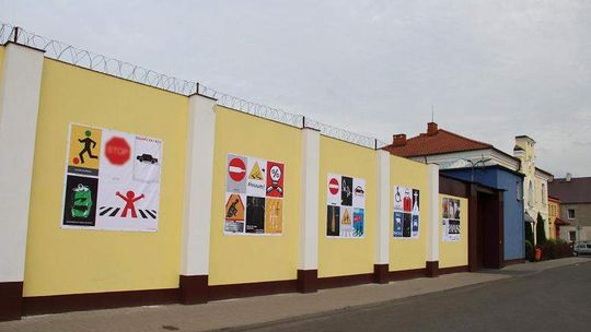 Na murach więzienia pojawiły się plakaty znanych artystów