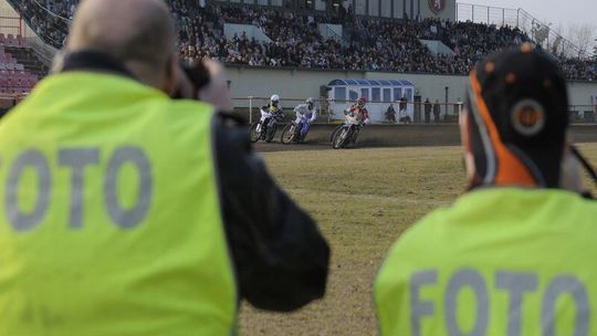 Na murawę stadionu żużlowego tylko w białej koszuli i ciemnych spodniach