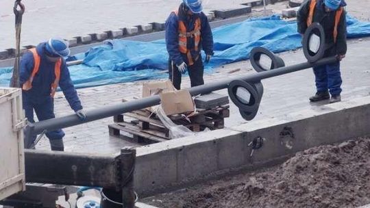 Na nowym deptaku w Lublinie stawiają już latarnie. Potem czas na ławki na pl. Litewskim