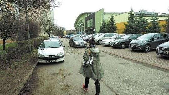 Na parkingi wystarczyło miejsca, ale na chodniki już nie