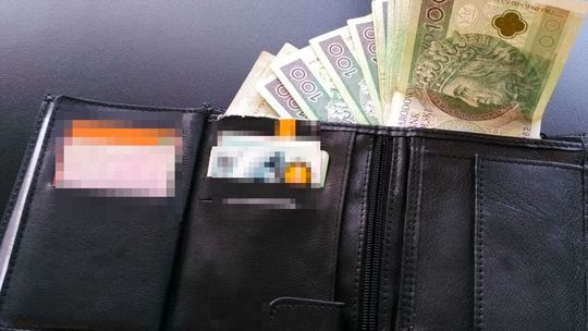 Na parkingu portfel, a w środku prawie 3 tysiące złotych. Wzorowa reakcja kobiety