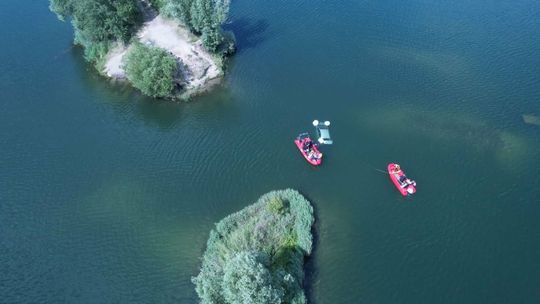 Na pewno był pijany, może było mu za gorąco, więc wjechał autem do wody