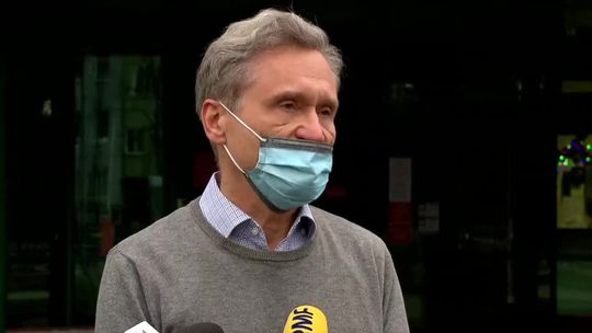 „Na pewno nie jestem zadowolony”. Rektor WUM o kontrowersyjnych szczepieniach osób spoza „grupy zero”