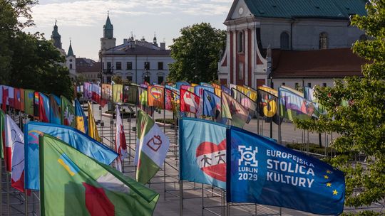 Na placu Litewskim zrobiło się kolorowo od flag
