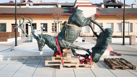 Na placu w Parczewie były drzewa. Teraz są betonowe płyty i jeleń za 200 tys. zł