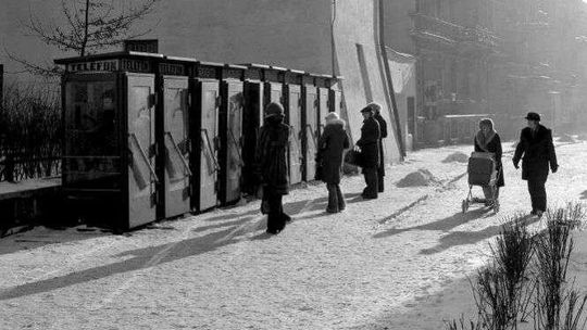 Na połączenie trzeba było czekać nawet kilka dni. Telefony w PRL [zdjęcia]