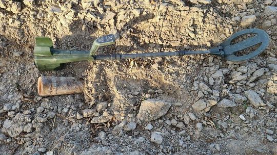 Na polu natrafił na pocisk artyleryjski z czasów II wojny światowej