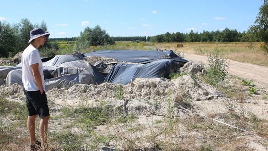 Na polu pod Lublinem tyka chemiczna bomba. Toksyczne śmieci pod gołym niebem