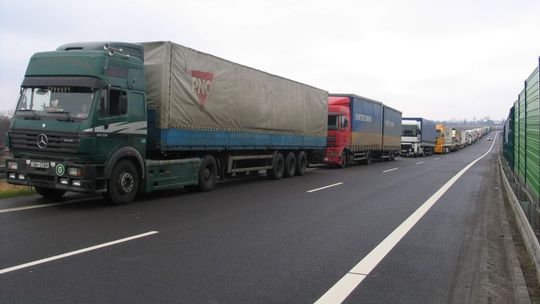 Na przejściach granicznych coraz dłuższe kolejki