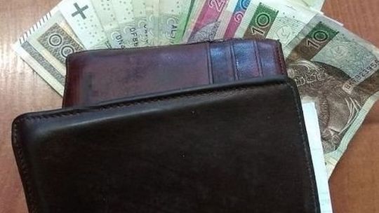 Na przystanku leżał portfel. W środku było 2 tysiące złotych