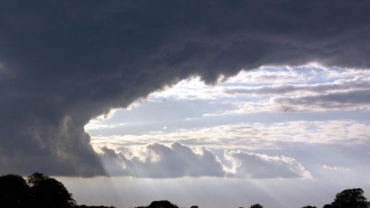 Na razie bezchmurne niebo, ale idą potężne burze
