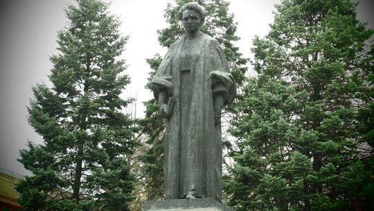 Na razie tylko postument patronki. UMCS ogłosił drugi przetarg na remont pomnika Marii Skłodowskiej-Curie
