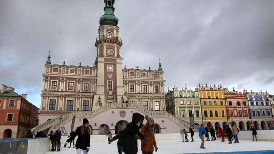 Na Rynku Wielkim w Zamościu kręcą piruety
