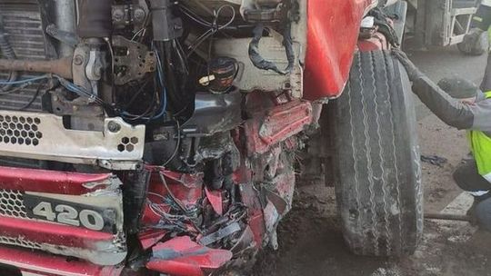 Na S12 koło Świdnika w ciężarówce pękła opona. Scania z impetem wjechała w bariery