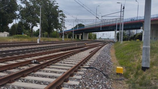 Na słupie podziwiał widoki i sączył piwo pod napięciem