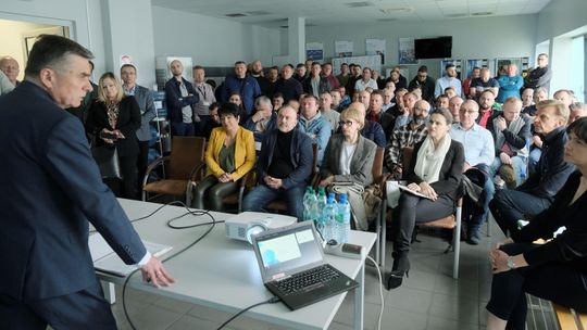 Na spotkaniu z wojewodą usłyszeli, że mogą się rejestrować w urzędach pracy. Pracownicy Sulzera jadą protestować do Warszawy