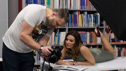 Na stole w bibliotece. Nietypowa sesja fotograficzna