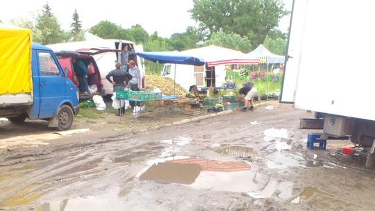 Na targ tylko w gumiakach. \"Jak w średniowieczu, wstyd\"