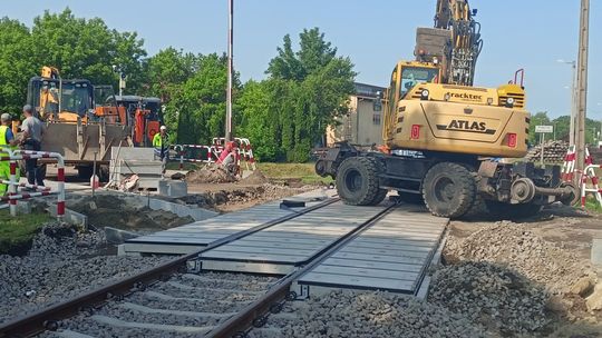 Na torach jeszcze coś robią. Przejazdu nie ma