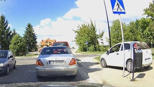 Na tym skrzyżowaniu co chwilę ktoś jedzie na skróty (wideo)