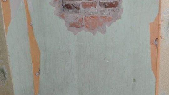 Na włamanie z siekierą. Wyrąbał dziurę w ścianie