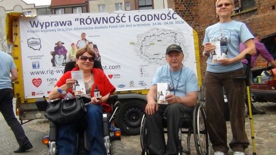 Na wózkach dookoła Polski. Wyprawa dociera do Łęcznej