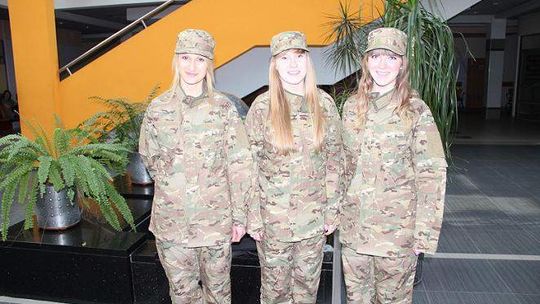 Na wykłady w mundurze. Szkoła dopłaciła