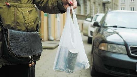 Na zakupy z własną siatką. Ile kosztują foliowe torby w sklepach?