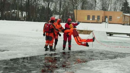 Na zewnątrz dodatnie temperatury. A ludzie spacerują po jeziorze